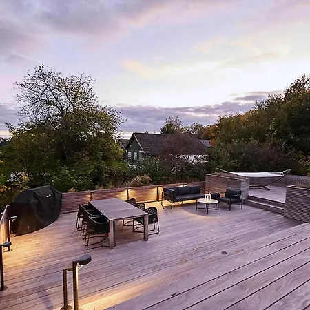 Bright Timber House With Outdoor And Sea View بيت للعطل *
