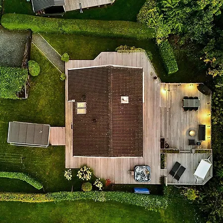 بيت للعطل Bright Timber House With Outdoor And Sea View *